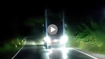 Tài xế xe tải độ đèn Led trắng khiến xe sau “không đi nổi”