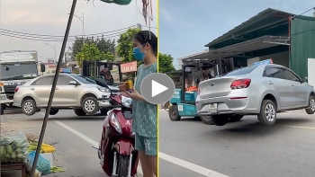 Lái xe dùng xe nâng nhấc hẳn chiếc taxi đi chỗ khác vì bị chắn ngang cửa nhà