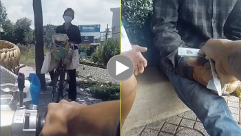 nang luong tich cuc lai xuat hien hinh anh chang trai phat banh khau trang va tien cho nguoi kho khan