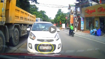 tai xe o to 5 cho di ngang nguoc vuot au lan lan