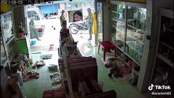 len ban truoc cua hai phu nu quang sap de chay tron cong an