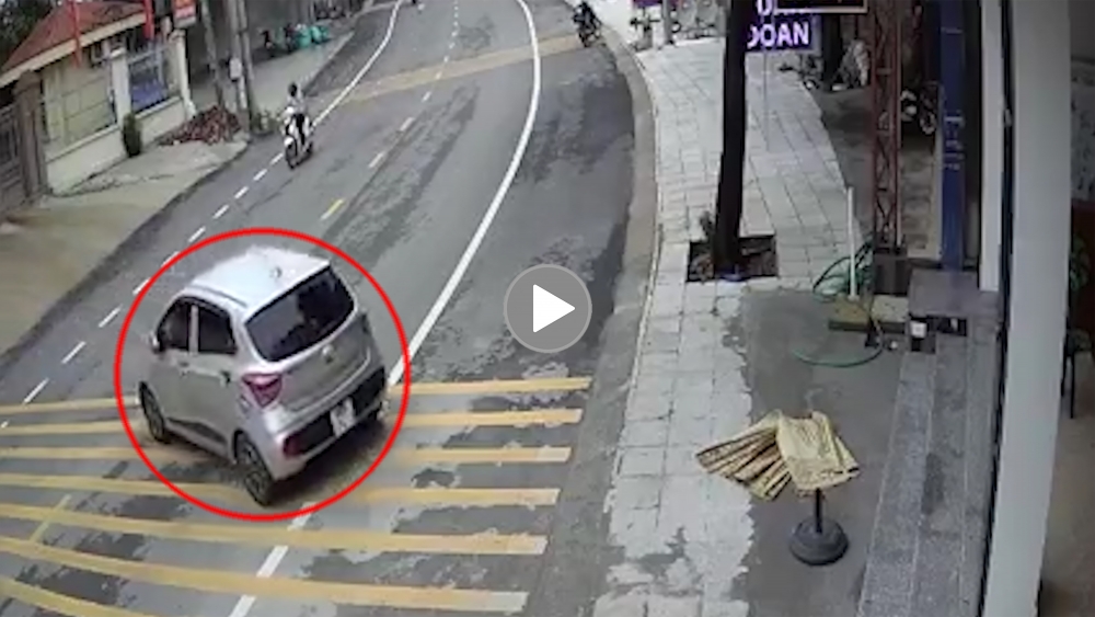 Nữ tài xế quên kéo phanh tay khiến ô tô “trượt dốc”, náo loạn cả khu phố