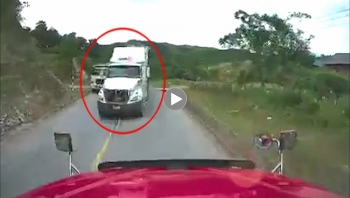 container phanh chay duong vi lan lan vuot au suyt gay tai nan cho xe doi dien