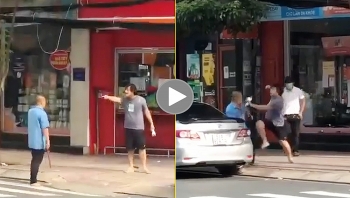 thanh nien vao cua hang tien loi khong deo khau trang con danh bao ve