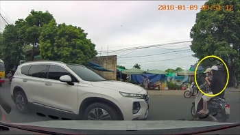 nguoi phu nu dap dau o to vi cho rang bi ngang duong