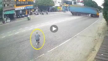 khoanh khac xe container nuot tron nguoi dan ong di xe dap