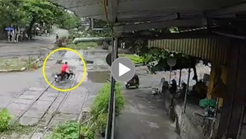 di vao o ga ngap nuoc thanh nien di xe may vo tinh gap nan