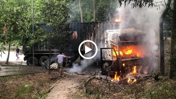 hien truong vu xe container lao xuong ranh nuoc roi phat no boc chay ngun ngut