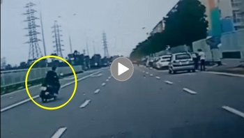 thanh nien di xe may nghi say ruou dam thang vao tai xe taxi dang dung do tren duong