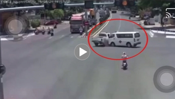xe cuu thuong lat nghieng khi va cham manh voi o to ban tai