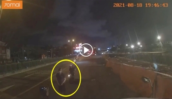 cap doi dao chich trom guong xe container trong tich tac