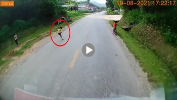 tai xe o to hu hon khi be trai chay tat dau bang qua duong