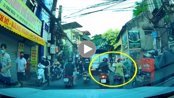 Thanh niên đi xe máy thản nhiên trộm đồ giữa phố đông người