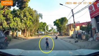 tai xe phanh gap tranh be trai bang qua duong