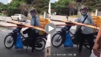 bi nhac deo khau trang nguoi phu nu giat dien thoai can bo truc chot