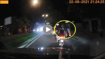 nhom thanh nien di xe may dau tran khieu khich o to