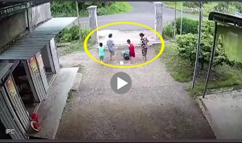 khoanh khac nguoi phu nu chay ra mo cong gap ngay tai nan dang so