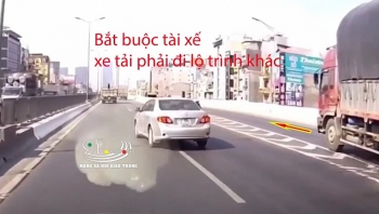 xe 5 cho danh lai khien tai xe xe tai phai thay doi lo trinh de ne va cham