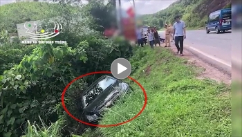 Nữ sinh ngã vào bánh xe ô tô con sau va chạm với chiếc container