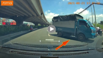Xe tải liều lĩnh đi ngược chiều trên đường phố Hà Nội khiến dân mạng bức xúc