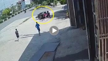 xe ba gac bi lat khi vao cua 2 nguoi mac ket duoc nguoi dan giai cuu