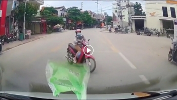sang duong bat can nguoi phu nu di xe may bi o to hat vang