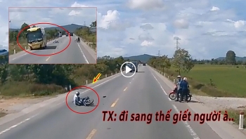 nguoi dan ong di xe may sang duong nhu tu tu suyt bao hai tai xe xe khach