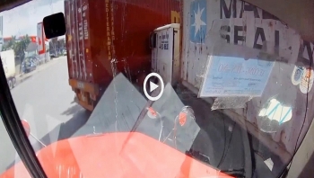 vao cua thieu quan sat container hon trung duoi xe dong nghiep