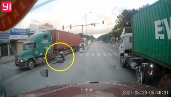 Tránh người phụ nữ sang đường ẩu, container đâm vào xe ô tô khác