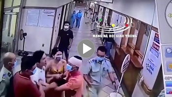 nhom con do truy duoi vao tan phong cap cuu danh nguoi