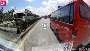 xe khach nhap lan au va cham voi xe tai bi dan cu dan mang len an