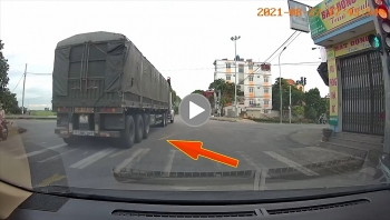 tai xe container bam coi don dap ngang nhien vuot den do