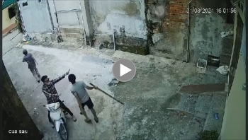 thanh nien chui boi cam gay danh nguoi vi bi nhin deu