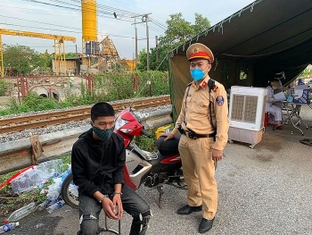 chot kiem soat phong chong dinh covid 19 kiem tra nguoi ra xe an trom