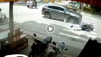 bi o to dam truc dien nguoi dan ong di xe may vang xa ca chuc met
