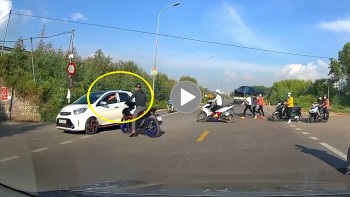 tai xe ngan dong nghiep muon day do thanh nien sang duong au