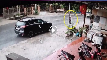 truy tim xe o to tong nguoi phu nu di bo roi bo chay