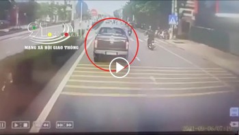 khong giu khoang cach an toan xe tai suyt hon duoi xe ban tai