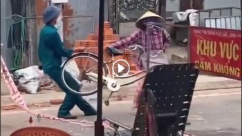 thong chot kiem dich bat thanh nguoi phu nu lan ra an va