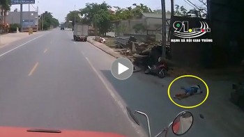 nam thanh nien khong mu tong thang vao duoi xe tai