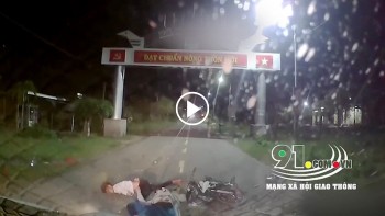 phong nhu ten ban 2 thanh nien lan lan tong truc dien vao dau o to