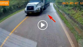 tai xe dung tim khi thay lai xe container vuot au khuc cua khuat tam nhin