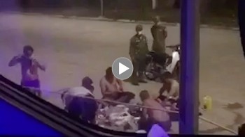 8 nguoi dan ong vo tu coi tran an nhau giua duong