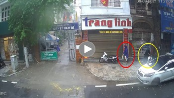 Mặc trời mưa gió, 2 thanh niên "nhảy" chiếc xe máy đang đỗ trước cửa nhà trong tích tắc