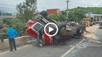 xe container lat phoi bung do hang chuc tan phan bon ra duong