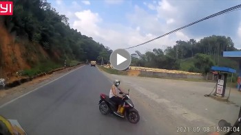 thot tim canh nguoi di xe may sang duong au suyt dam vao dau o to