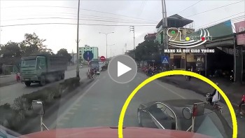 tat dau container xe sang mercedes bi huc xoay 180 do