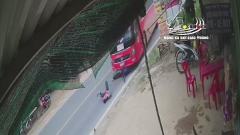sang duong bat can nguoi dan ong bi xe khach tong bat tinh