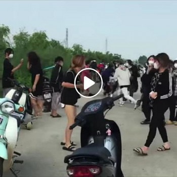 cong an vao cuoc xac minh nhom hoc sinh nu hon chien tren bo de