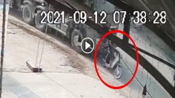va cham kinh hoang giua xe ben va mo to